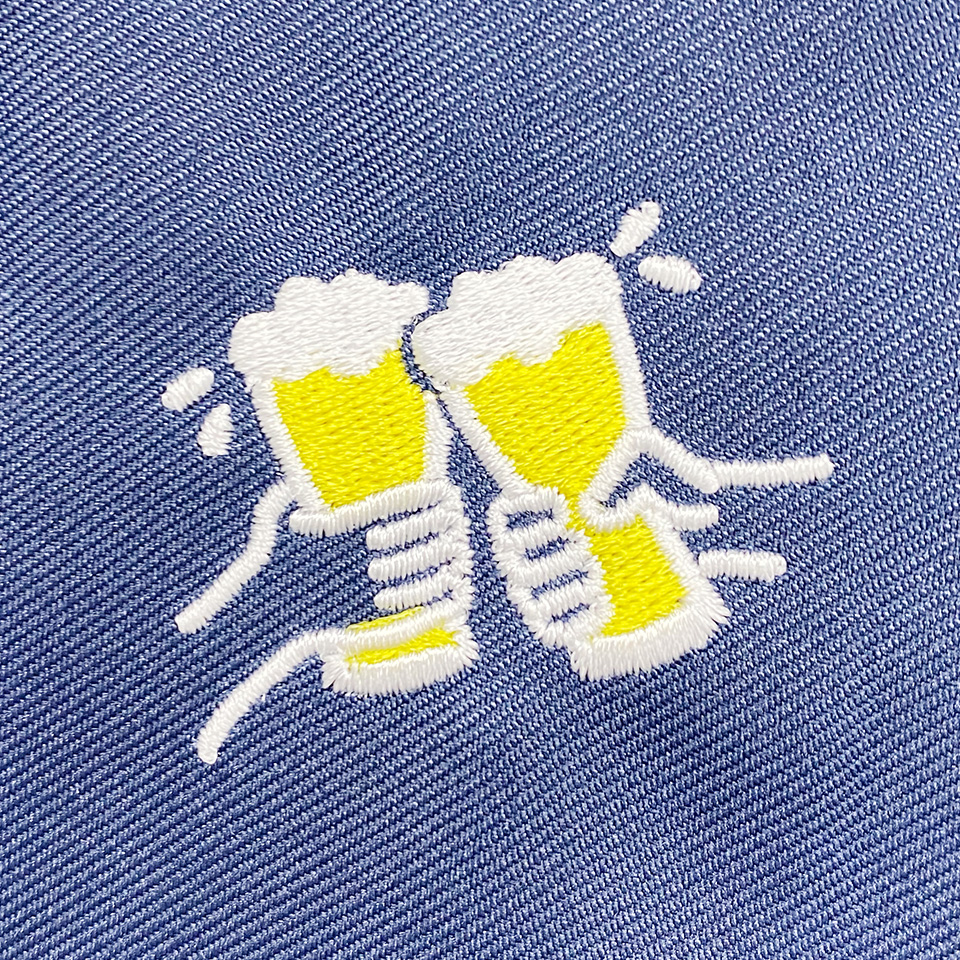 ビールで乾杯している刺繍