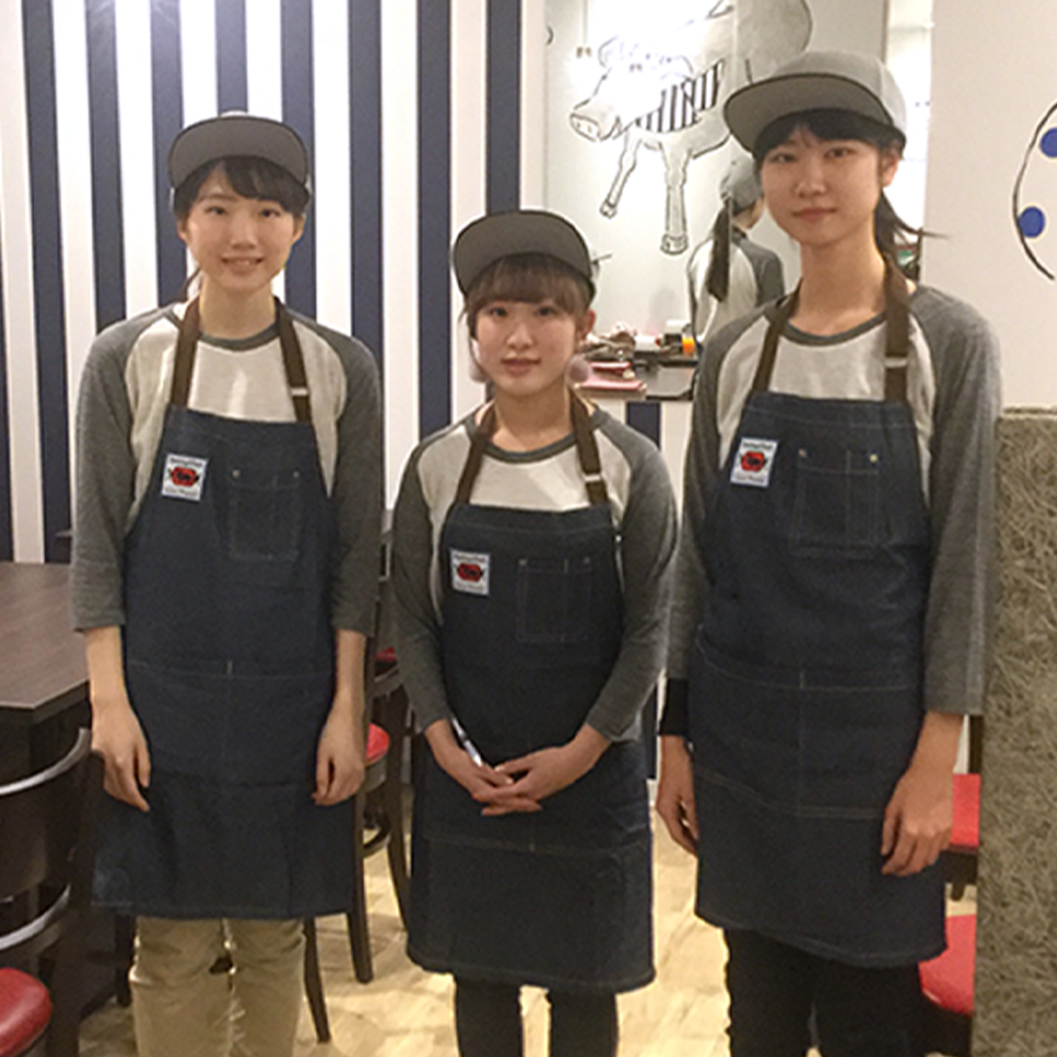 レストランで働く女性