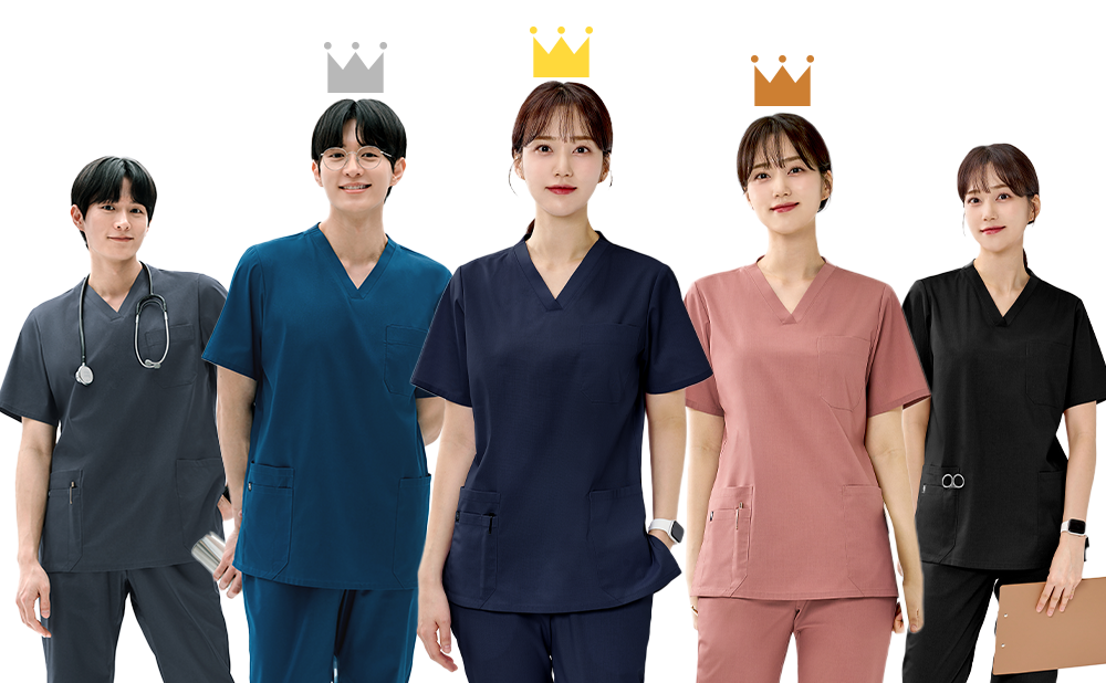 Good.Uスクラブの人気カラーを着用したモデル。ダークネイビー、オーシャンブルー、シャイピンクなど全10色展開。