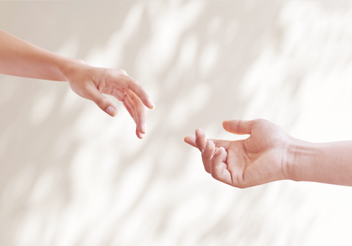 手を繋ぐ画像