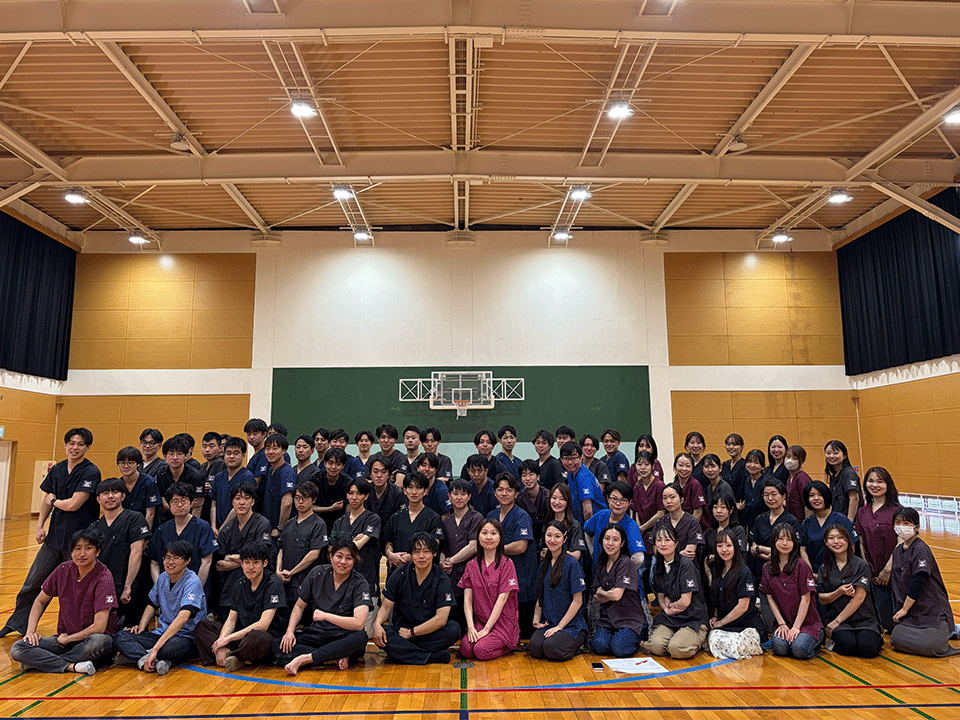 熊本大学医学部卒業生様 卒業記念スクラブを着用した集合写真