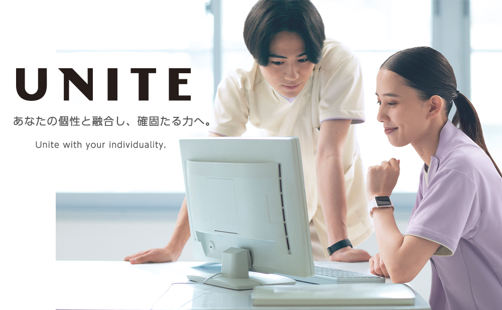 UNITEのスクラブを着てパソコンで作業をしている男女
