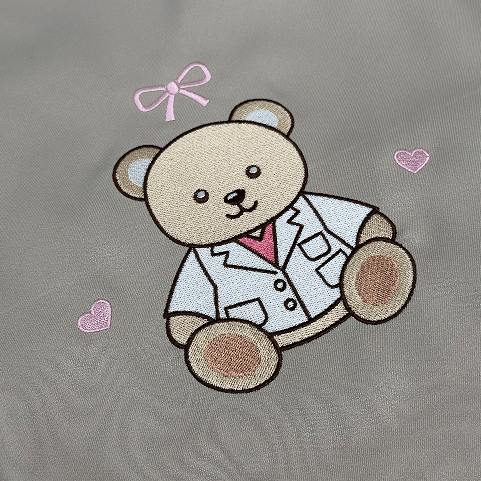 白衣を着たクマ　デザイン刺繍