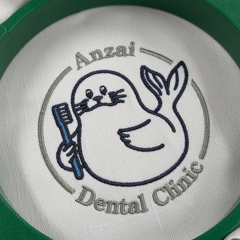 アザラシのデザイン刺繡入りスクラブ袖