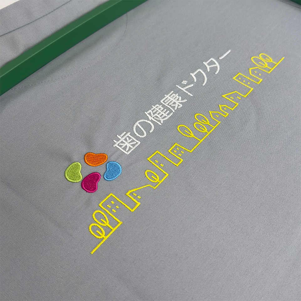 ロゴと街並みのデザインを組み合わせた刺繍