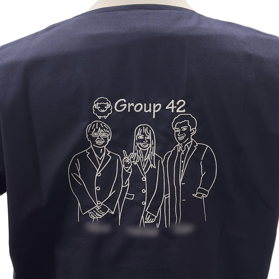 白衣を着ている3人の似顔絵を線画で刺繍