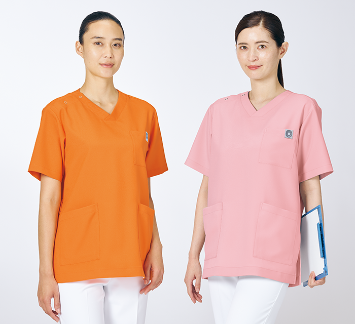 カラー別にスクラブを着た女性