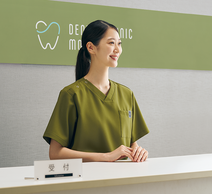 受付に立つ女性