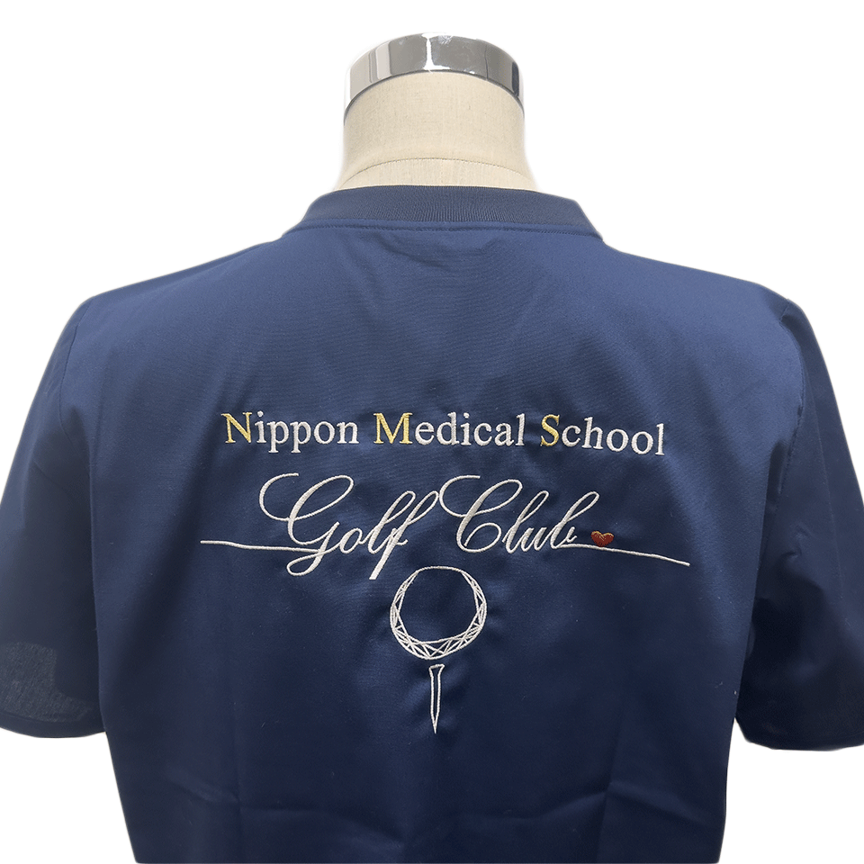 背面のデザイン刺繍。おしゃれな筆記体ロゴ「Golf Club」に赤いハートが可愛いアクセント。