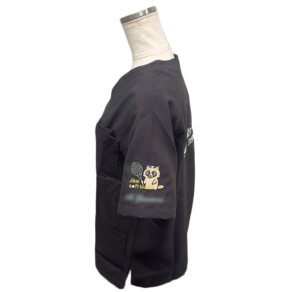 テニスラケットを持った狸　デザイン刺繍