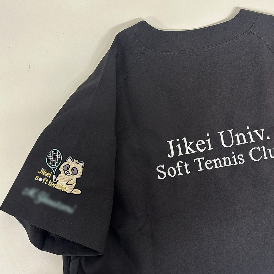 テニスラケットを持った狸　デザイン刺繍