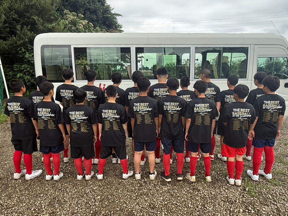 川口リトルリーグ2026様　チャンピオンTシャツを着用している