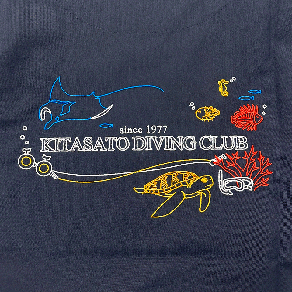 北里大学潜水医学研究会様 スクラブ背中 デザイン刺繍