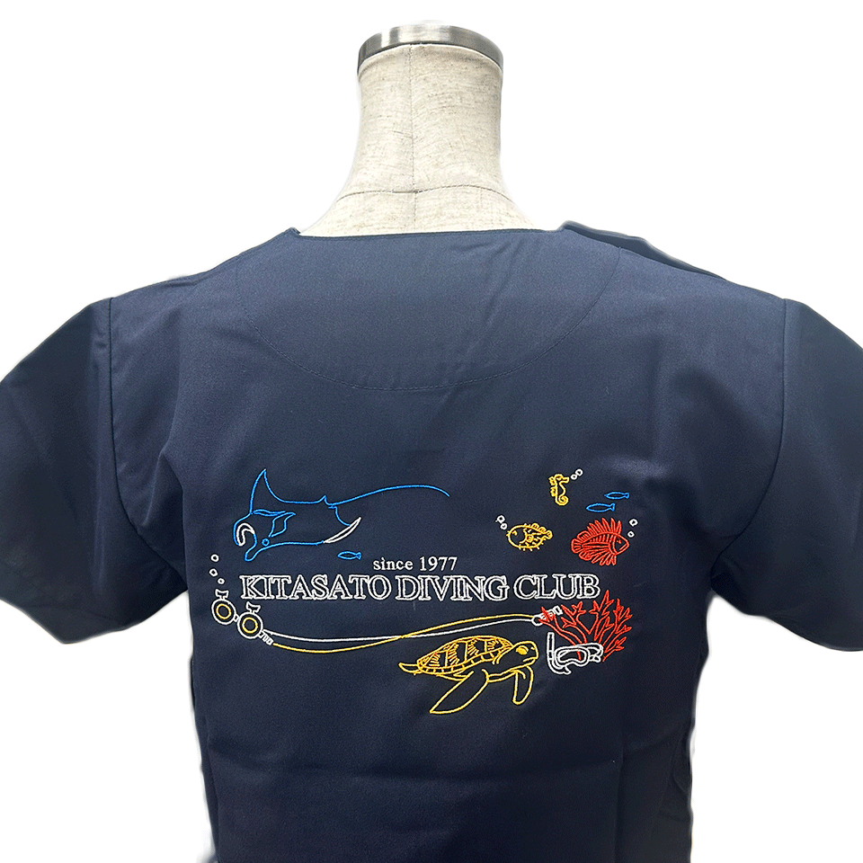 ネイビーのスクラブ背中 デザイン刺繡