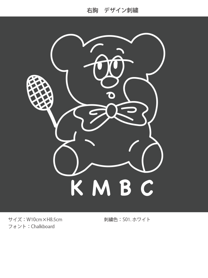 パープル地のスクラブに施された、北里大学医学部バドミントン部（KMBC）の白いキャラクター刺繍。ラケットを持ち蝶ネクタイをしたクマの線画デザイン。