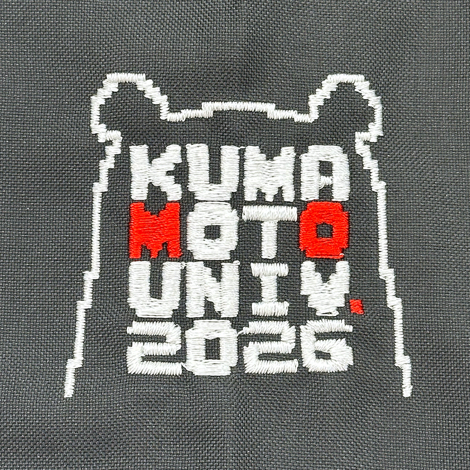 ドット絵風のクマ型シルエットにKUMAMOTO UNIV. 2026の文字を施した左袖のオリジナル刺繍アップ。