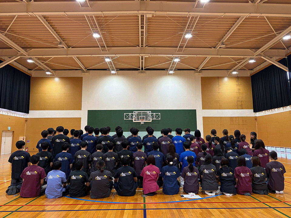 卒業記念オリジナルスクラブを着用した熊本大学医学部卒業生様の後ろ姿、集合写真。