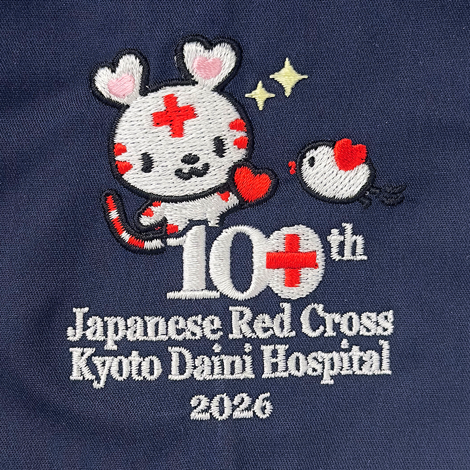 研修医スクラブ　左袖　オリジナルデザイン刺繍　京都第二赤十字病院様