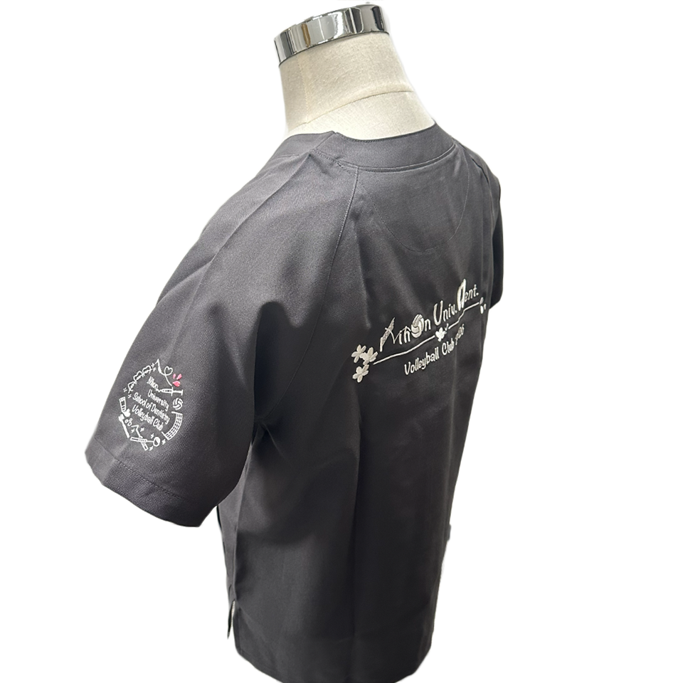 日本大学歯学部バレーボール部のオリジナル刺繍ロゴ。歯科器具とバレーボールのモチーフが組み合わさったデザイン。