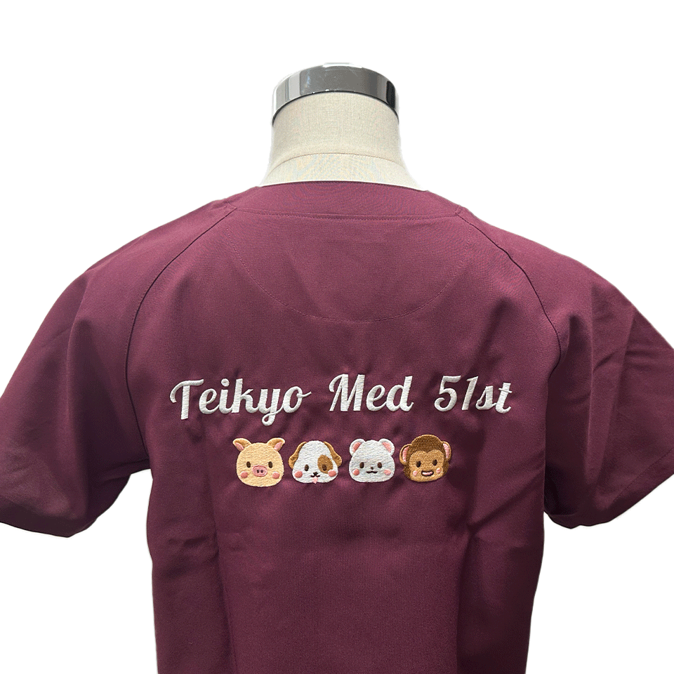 「Teikyo Med 51st」の文字と4匹の動物キャラクターの正面刺繍アップ