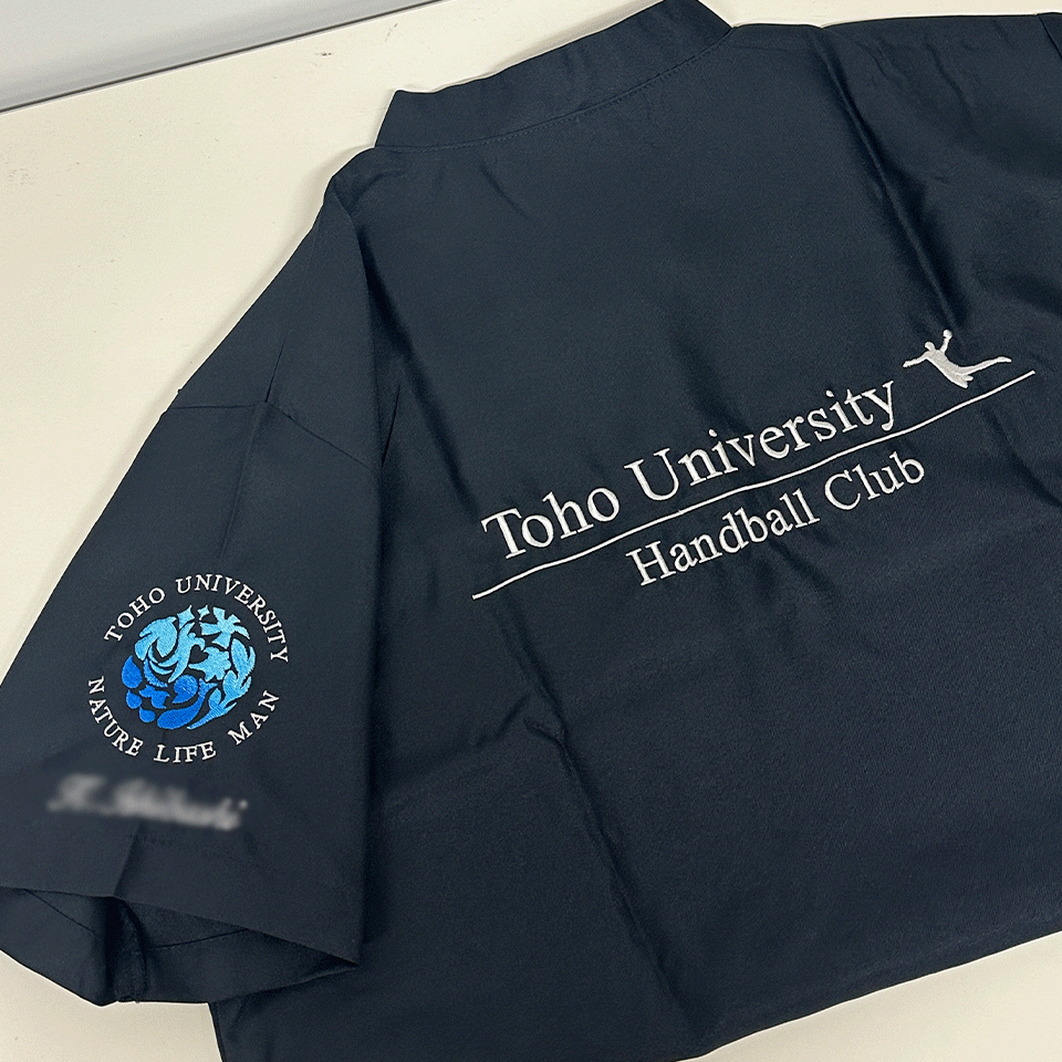 東邦大学の校章を刺繍したオリジナルスクラブの左袖アップ。