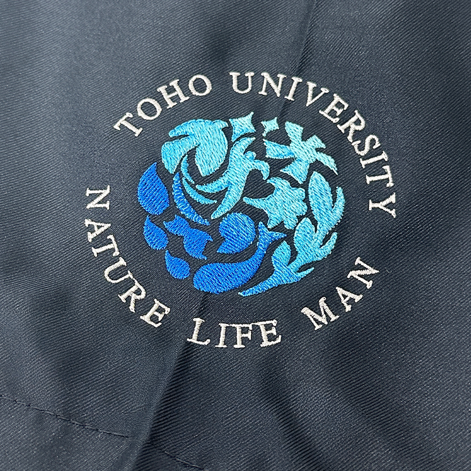 東邦大学の校章を刺繍したオリジナルスクラブの左袖アップ。